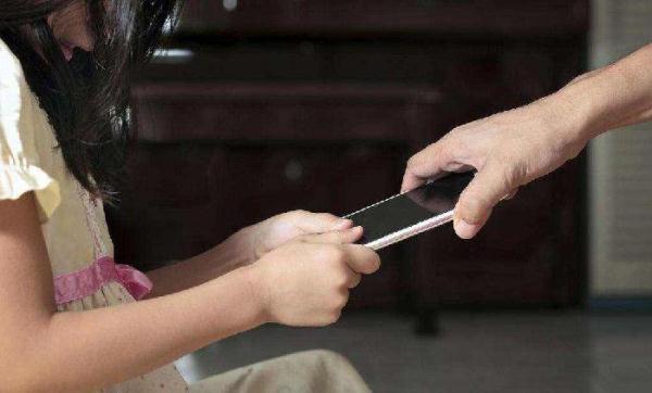 孩子们沉迷于手机。“罪魁祸首”是父母的习惯。有些人应该尽快改正。