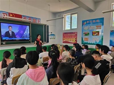 未成年人携带清晰网络的天空